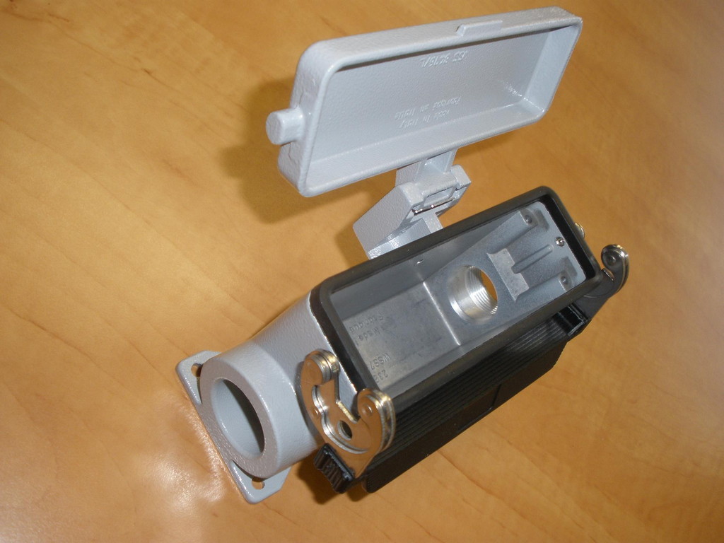 Socket 24 pole with cover