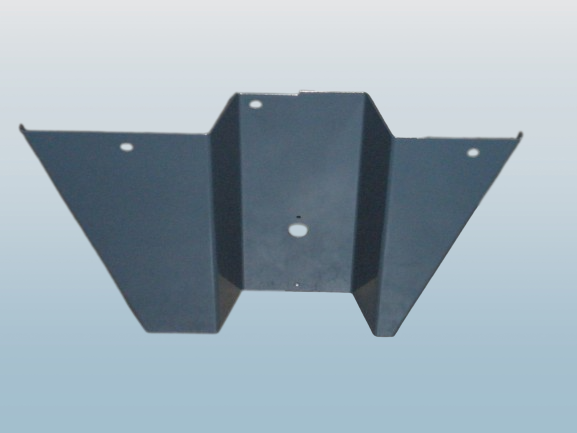 Spray plate between rigid and self-tracking axle L