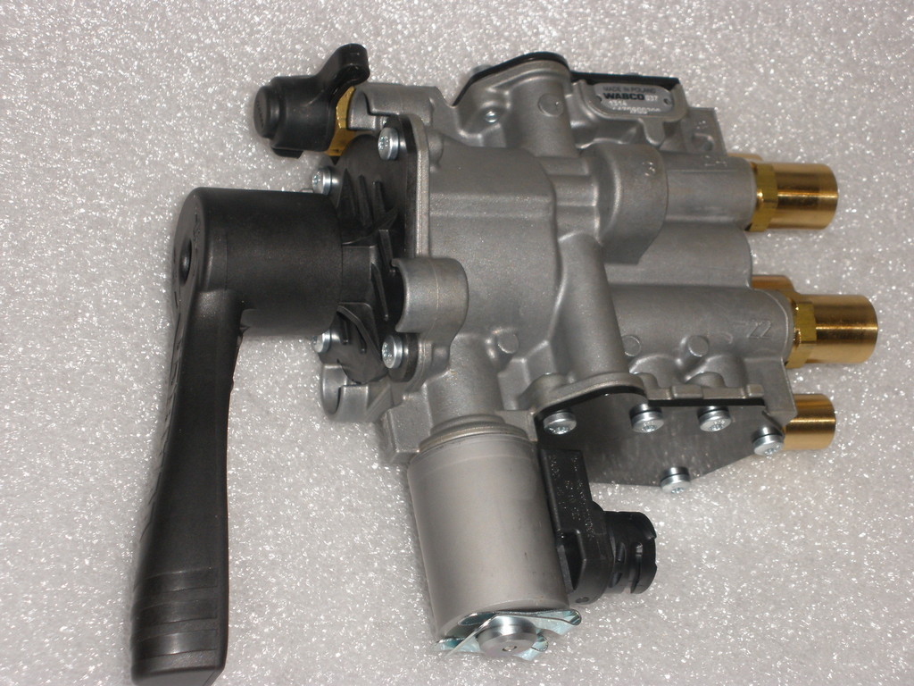 Air suspension control valve, incl.coup.